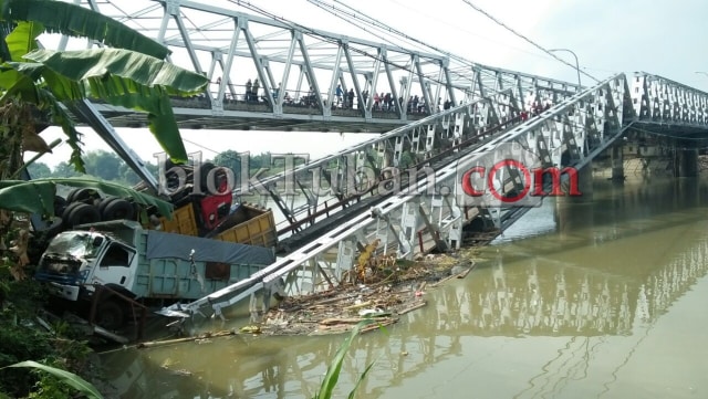 Jembatan Tuban yang Ambruk Diresmikan Presiden Soeharto Tahun 1980‎