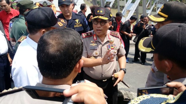 Kapolda Jatim Tinjau Jembatan Ambruk di Tuban (Foto: Phaksy Sukowati/kumparan)