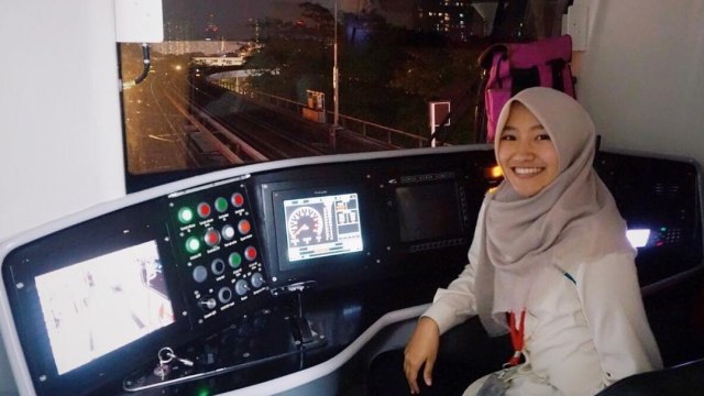 Tiara Alincia Fitri, masinis wanita MRT. (Foto: Instagram/@tiaralincia)