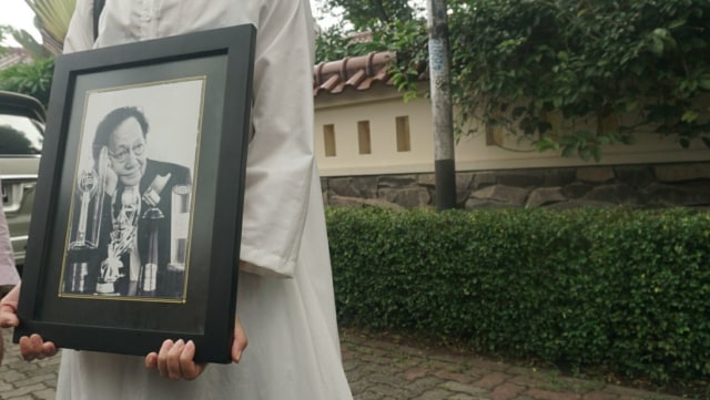Jenazah alm Deddy Sutomo dibawa ke masjid. (Foto: Garin Gustavian Irawan/kumparan)