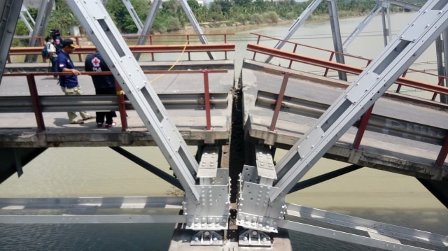 Upaya evakuasi truk di Jembatan Tuban. (Foto: Phaksy Sukowati/kumparan)