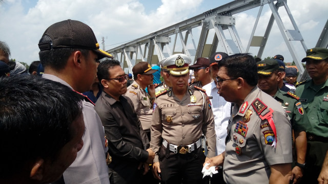Upaya evakuasi truk di Jembatan Tuban. (Foto: Phaksy Sukowati/kumparan)