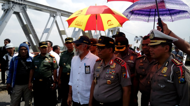 Upaya evakuasi truk di Jembatan Tuban. (Foto: Phaksy Sukowati/kumparan)