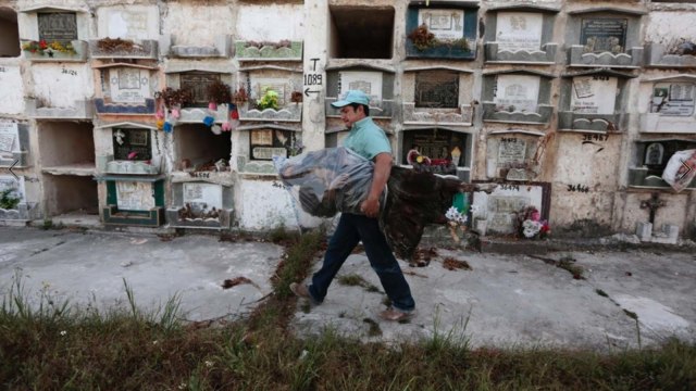 Jenazah harus bayar sewa di Guatemala (Foto: Reuters/Jorge Dan Lopez)