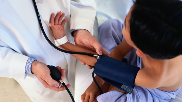 Mengukur tekanan darah anak.  (Foto: Thinkstock)