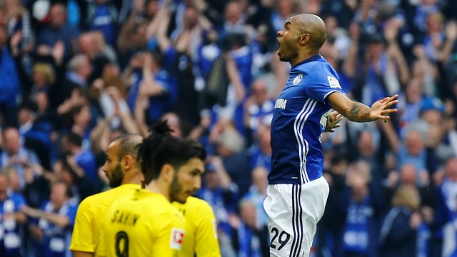Naldo merayakan gol di depan pemain Dortmund. (Foto: Reuters/Leon Kuegeler)