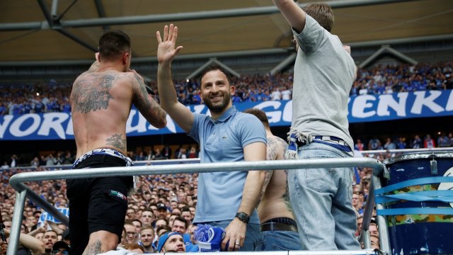 Tedesco melakukan selebrasi bersama suporter. (Foto: Reuters/Leon Kuegeler)