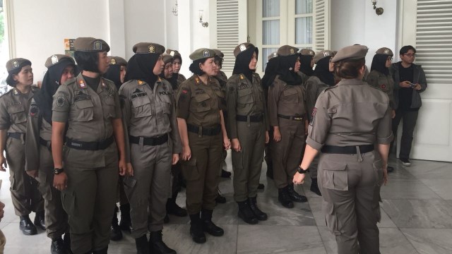 Sandi lepas 60 satpol pp wanita (Foto:  Paulina Herasmaranindar/kumparan)