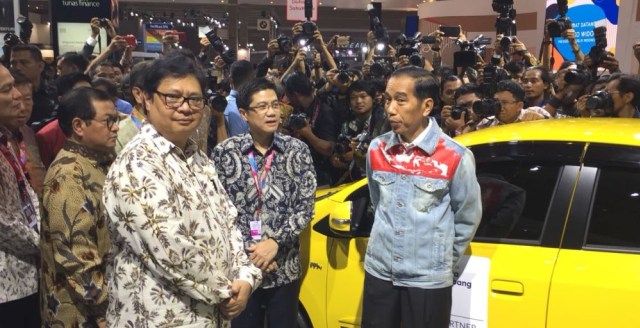Presiden Joko Widodo meninjau IIMS 2018 (Foto: Aditya Pratama Niagara/kumparanOTO)