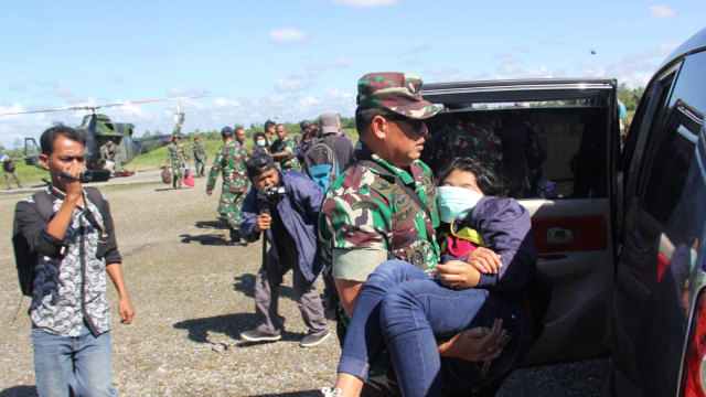 TNI AD evakuasi guru yang diserang (Foto: Dok. Kodam XVII Cendrawasih)