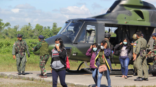 TNI AD evakuasi guru yang diserang (Foto: Dok. Kodam XVII Cendrawasih)