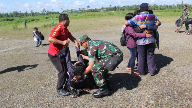 TNI AD evakuasi guru yang diserang (Foto: Dok. Kodam XVII Cendrawasih)