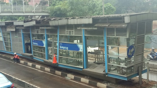 Halte Transjakarta Simprug (Foto: Nabilla Fatiara/kumparan)