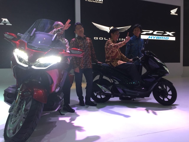 Honda Goldwing dan PCX Hybrid (Foto: Aditya Pratama Niagara/kumparanOTO)