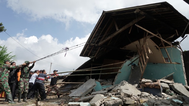 Dampak gempa Banjarnegara (Foto: ANTARA FOTO/Idhad Zakaria)