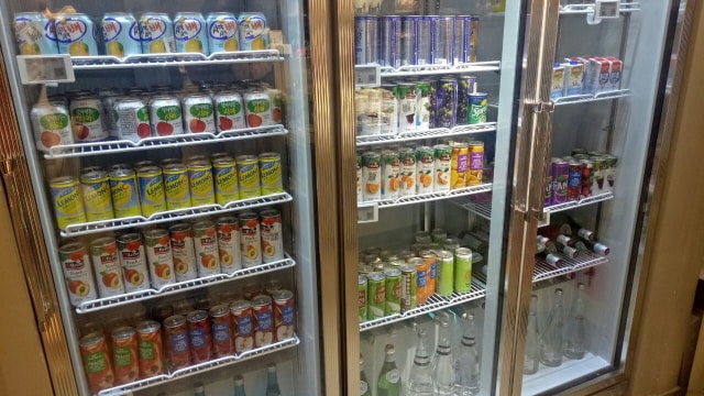 Aneka minuman ringan di Hema supermarket Foto: Muhammad Fikrie