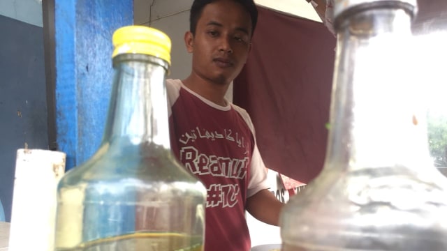 Kentut menyajikan mie ayam. (Foto: Mirsan Simamora/kumparan)