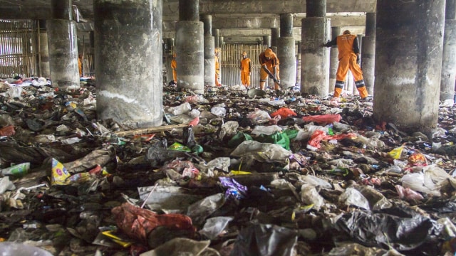 Tumpukan sampah di kolong tol Tanjung Priok (Foto: ANTARA FOTO/Galih Pradipta)