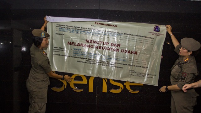 Penyegelan Sense Karaoke (Foto: ANTARA FOTO/Galih Pradipta)