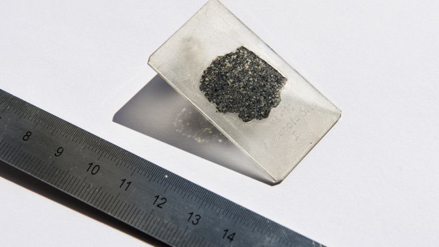 Potongan meteorit dari 'planet yang hilang'. (Foto: Hillary Sanctuary/EPFL via AP)