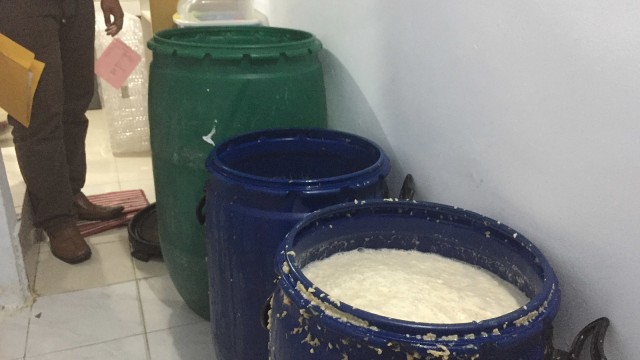 Penggrebekan Arak Jenis Ciu di Gambir (Foto: Soejono Saragih/kumparan)
