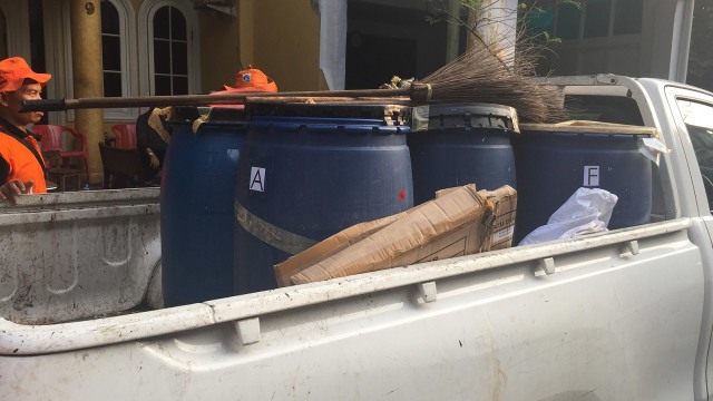 Penggrebekan Arak Jenis Ciu di Gambir (Foto: Soejono Saragih/kumparan)