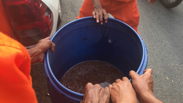 Penggrebekan Arak Jenis Ciu di Gambir (Foto: Soejono Saragih/kumparan)