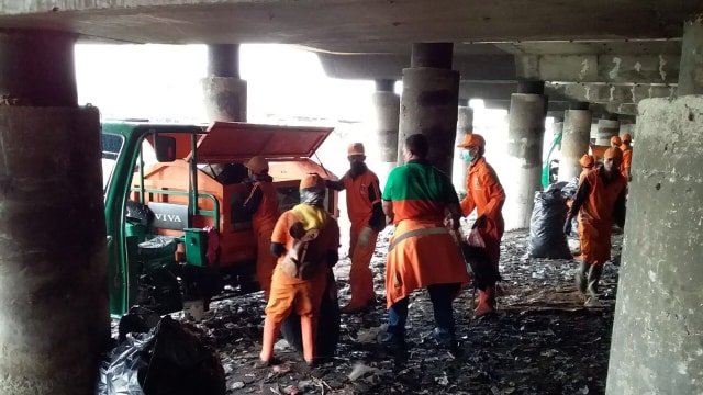Sampah Kolong Tol Cawang - Tanjung Priok (Foto: Fachrul Irwinsyah/kumparan)