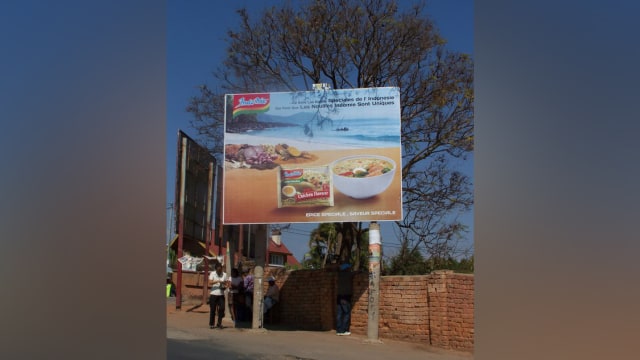 Baliho Mie Sedaap di Madagascar (Foto: Facebook/Indri Rasad)