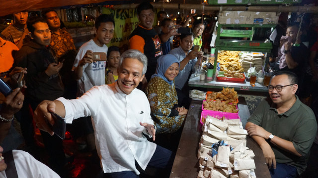 Ganjar-Yasin dan Dirman-Ida di angkringan. (Foto: Humas Ganjar Pranowo)