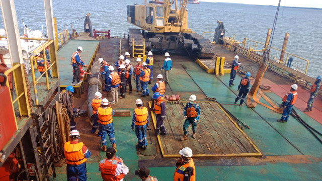 Pertamina angkat pipa putus. (Foto: Dok. Pertamina)