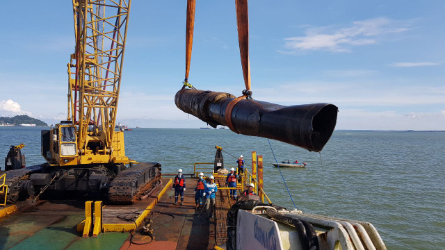 Pertamina angkat pipa putus. (Foto: Dok. Pertamina)