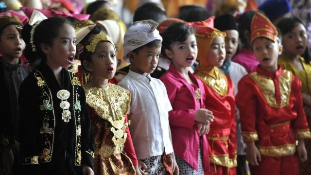 Lomba baju adat Hari Kartini. (Foto: ANTARA)