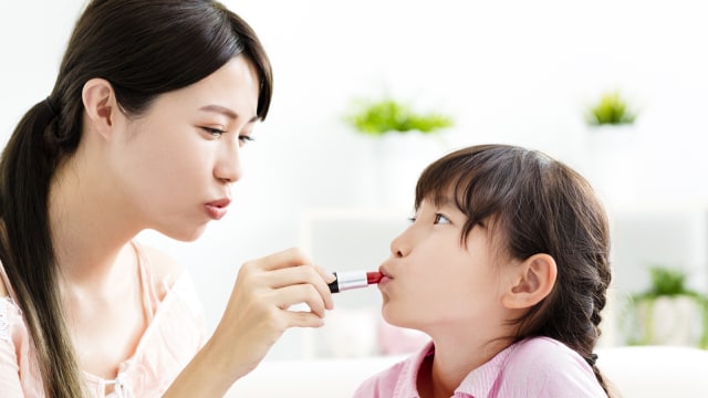 Makeup untuk anak.  (Foto: Thinkstock)