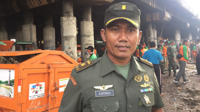 Kasdim Mayor Sitorus saat gerebek sampah (Foto: Fachrul Irwinsyah/kumparan)