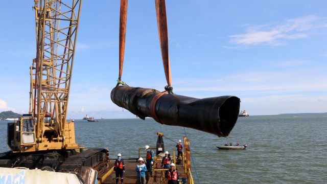 Pertamina angkat pipa putus di Balikpapan. (Foto: Dok. Pertamina)