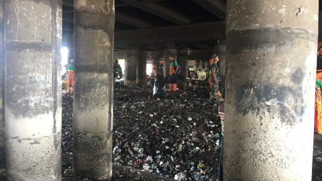 Sampah di Kolong Tol Cawang - Tanjung Priok. (Foto: Fachrul Irwinsyah/kumparan)