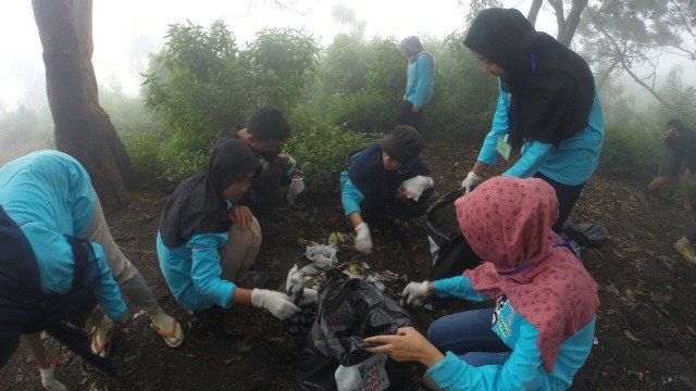 Melihat Kartini Modern Bersih-bersih Gunung