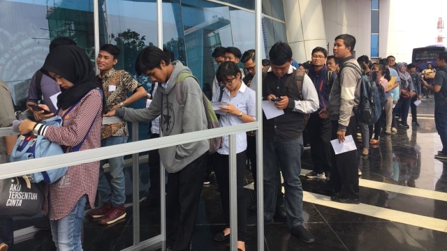 Ribuan Pelamar Kerja di Gedung Smesco. Foto: Abdul Latif/kumparan