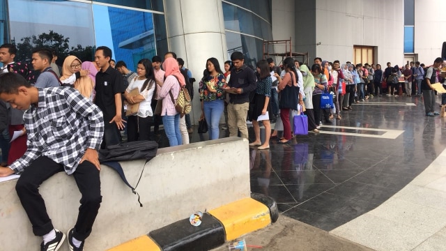 Ribuan Pelamar Kerja di Gedung Smesco. Foto: Abdul Latif/kumparan