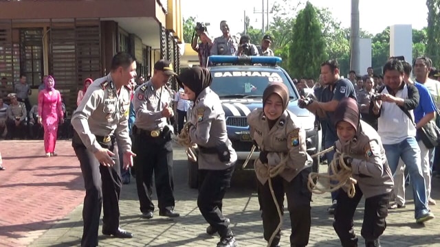 Seru! Adu Tangkas Polwan Probolinggo di Hari Kartini