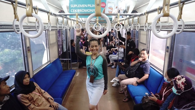 Peragaan busana di KRL (Foto: Reporter Fitra Andrianto/kumparan)