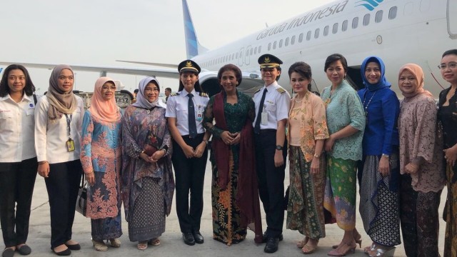 Susi ikut Kartini Flight bersama Garuda (Foto: Twitter @susipudjiastuti)