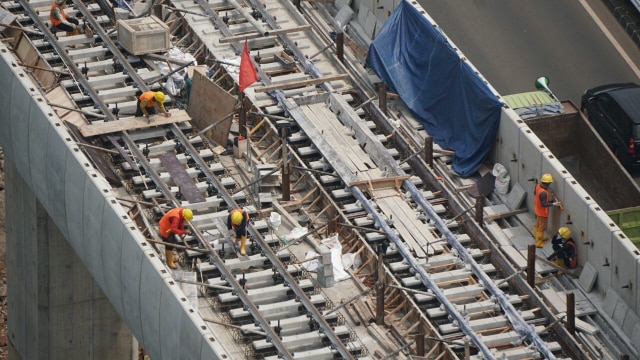 Pembangunan LRT di T.B Simatupang (Foto: Iqbal Firdaus/kumparan)