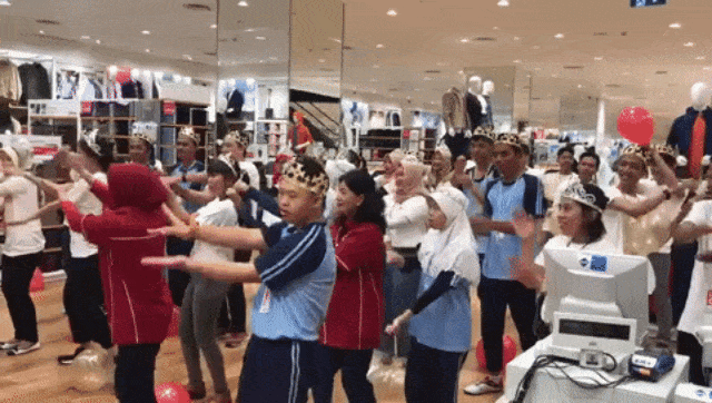 Atlet Special Olympic menari bersama (Foto: Dok. Stephanie Elia - kumparan)