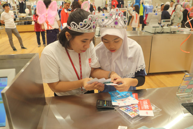 Belanja dan menghitung uang sendiri. (Foto: Dok. Stephanie Elia - kumparan)