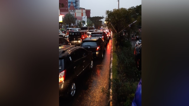 Banjir di depan BTC arah Tol Pasteur (Foto: Ferdian/kumparan)
