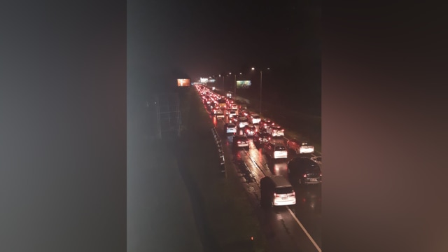Macet tol arah Bandung (Foto: Ferdian)