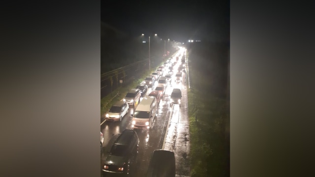 Macet tol arah Bandung (Foto: Ferdian)
