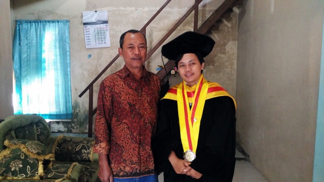 Retnaningtyas, putri satpam UGM raih gelar doktor. (Foto: Arfiansyah Panji Purnandaru/kumparan)